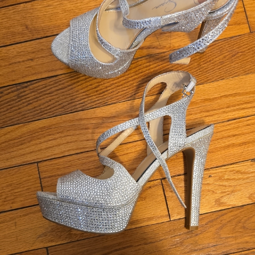 Elegant Silver Platform Heels - Picture 4 of 4